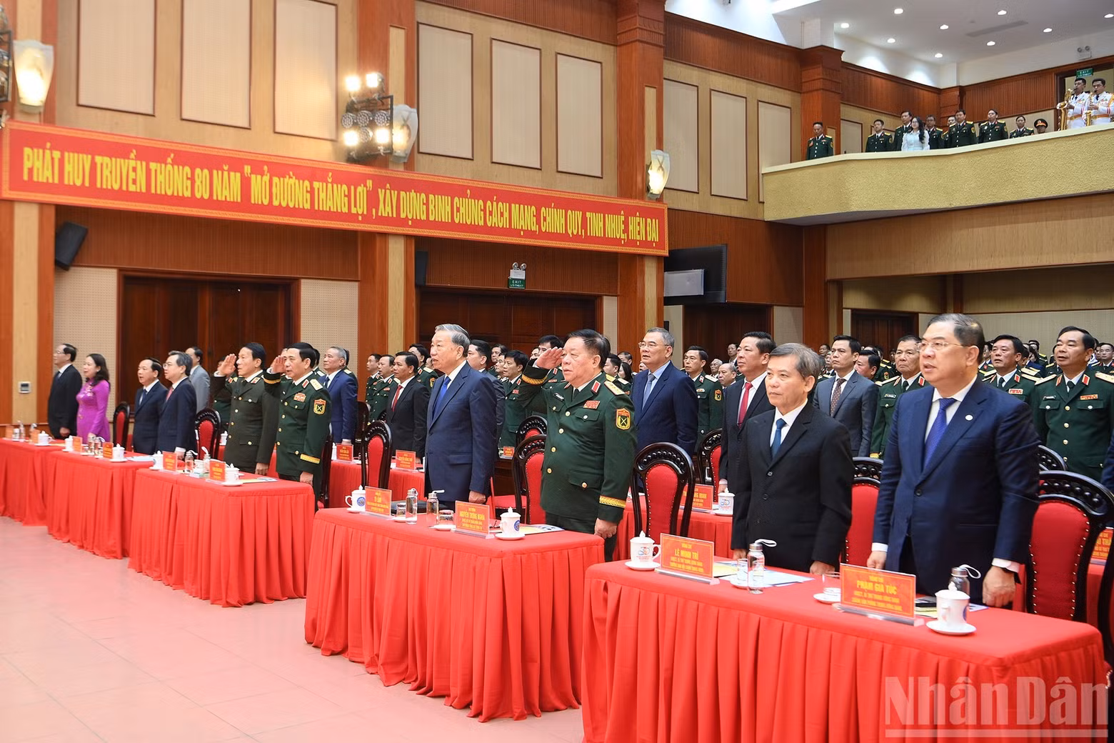 苏林总书记与各位代表实现向国旗敬礼仪式。