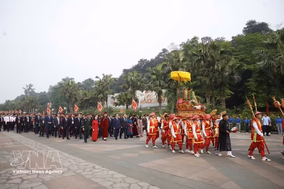 越共中央总书记、国家主席苏林同各位党、国家领导同志在上庙进香。（图片来源：越通社）