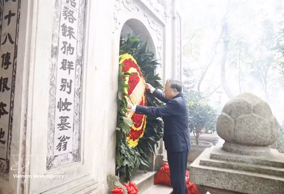 越共中央总书记、国家主席苏林在雄王陵进香、献花缅怀。（图片来源：越通社）