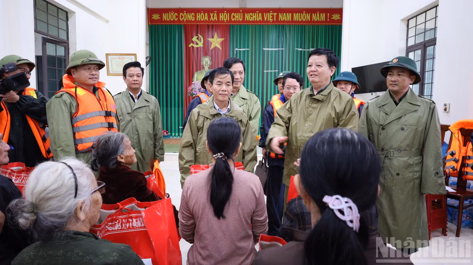 梅文正副总理希望人民能够尽快克服自然灾害带来的困难，恢复正常生活。