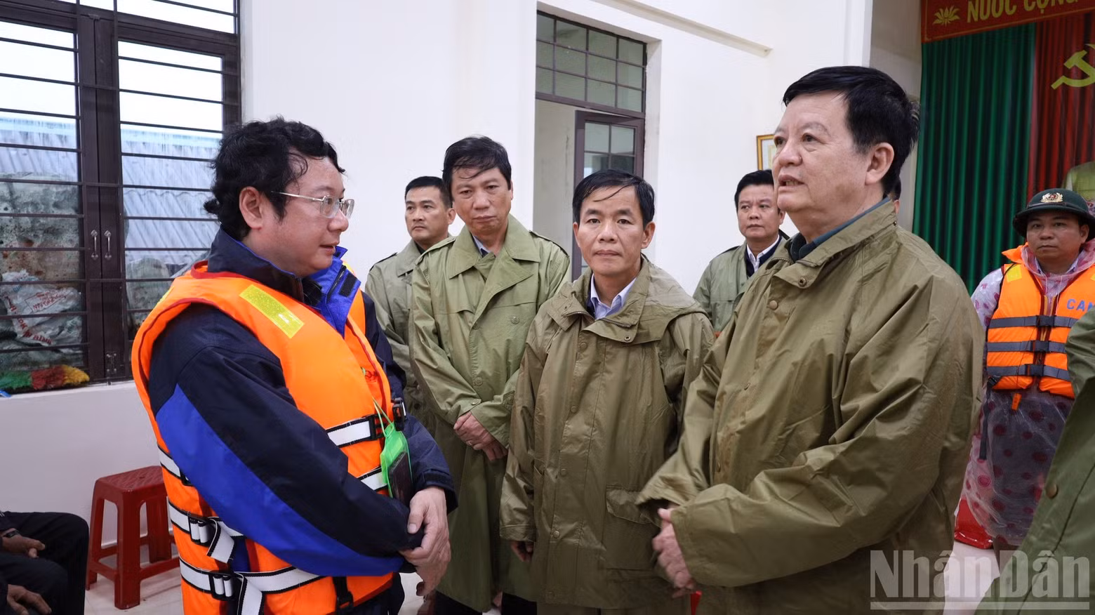 梅文正副总理要求地方政府密切关注人民状况，及时提供援助，确保人民免受饥饿和疾病之苦。洪水过后，必须立即开展环境清理工作，尽快恢复正常生活。