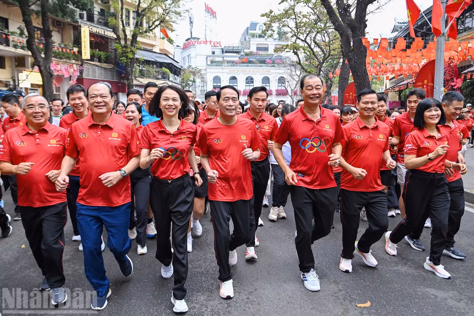 周日清晨，首都市民们在清新凉爽的空气中热情参与了奥林匹克长跑日活动。