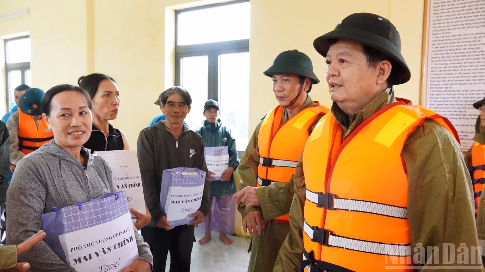 此前，越南政府副总理梅文正曾到访宁州乡友新村，并向村民赠送礼物。