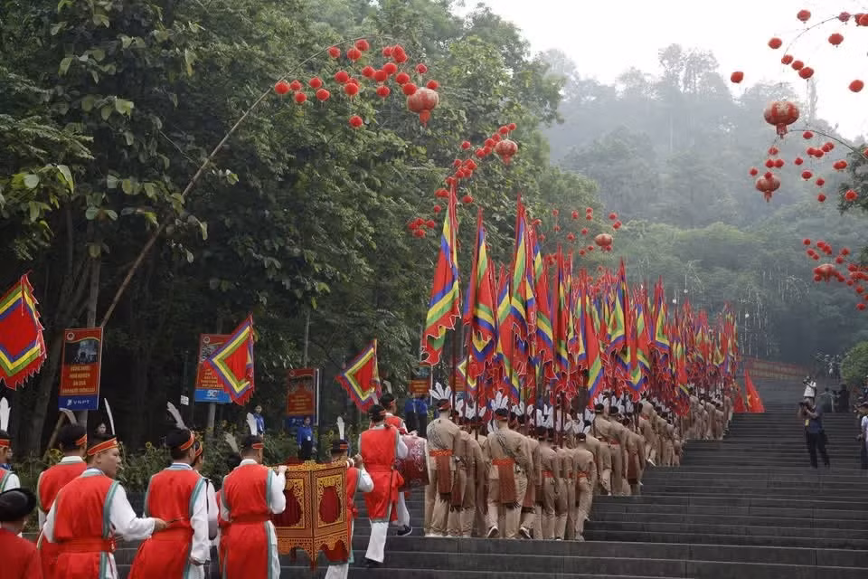 仪仗队启程登上义岭山——历代雄王的供奉祭祀之地。（图片来源：越通社）