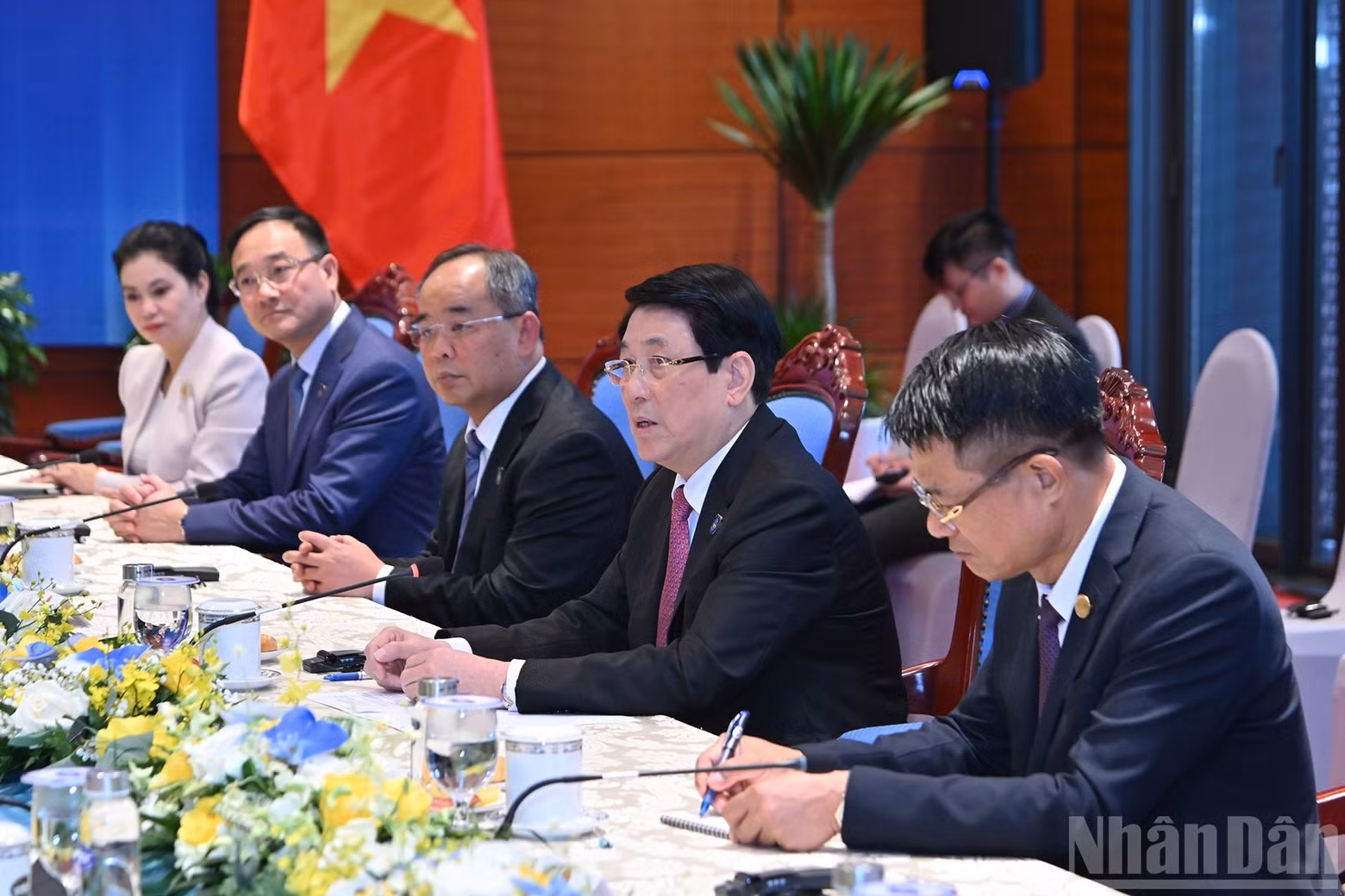 梁强主席以及越南代表出席会见。
