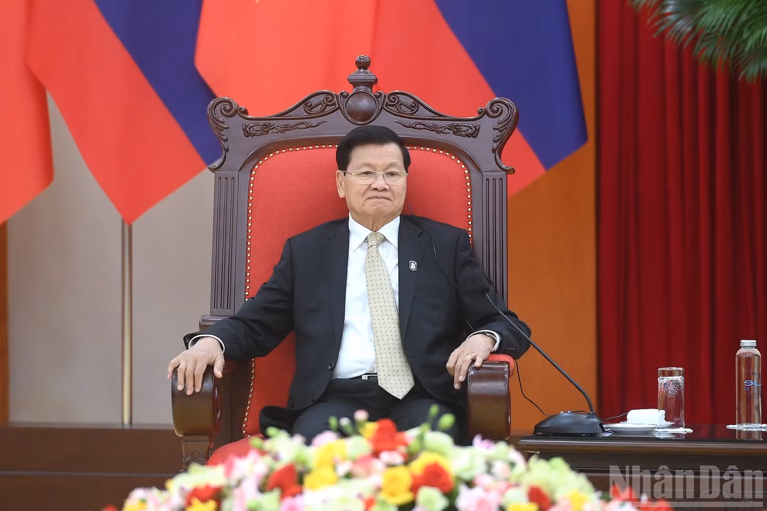 老挝人民革命党中央总书记、国家主席通伦·西苏里出席会见。