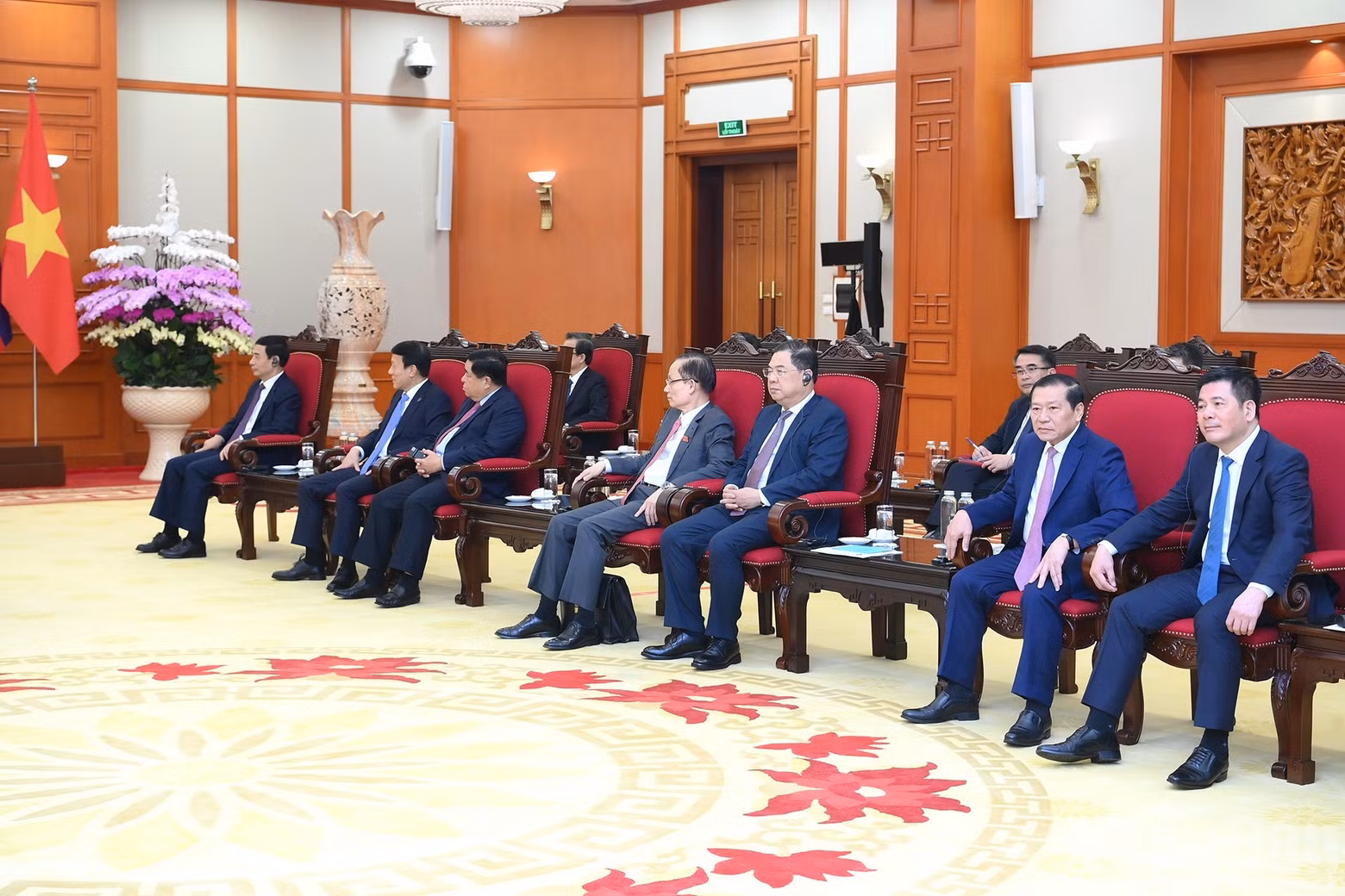 越南代表出席会见。