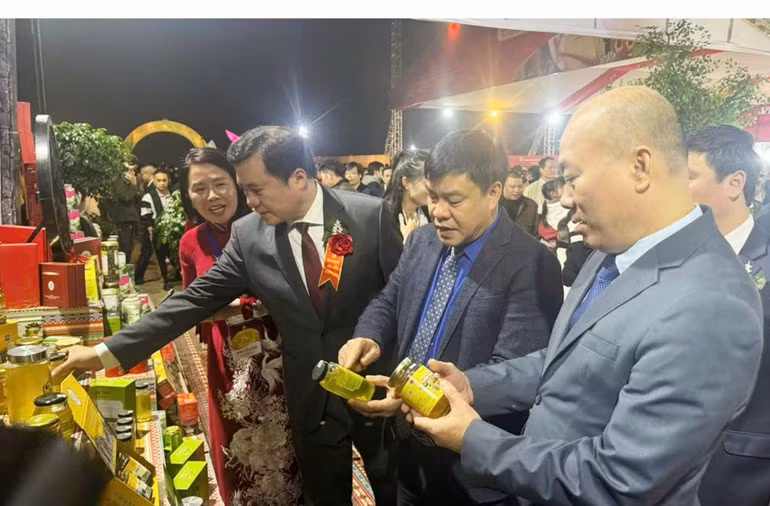 工贸部和宣光省领导代表参观贸易会的展位。