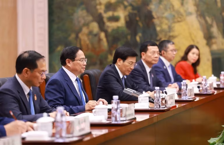 范明正总理以及越方代表出席会谈。