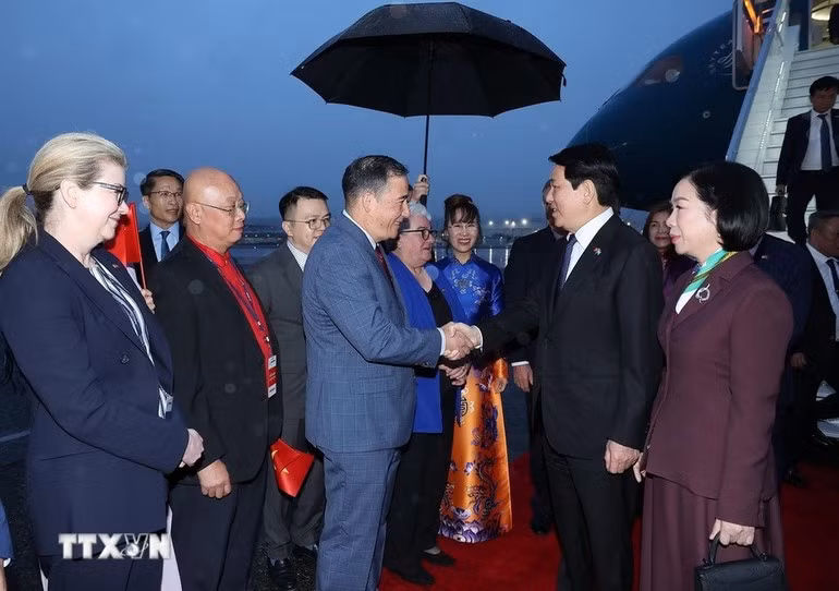 各位代表在美国华盛顿州西雅图市波音机场迎接梁强主席和夫人。（图片来源：越通社）