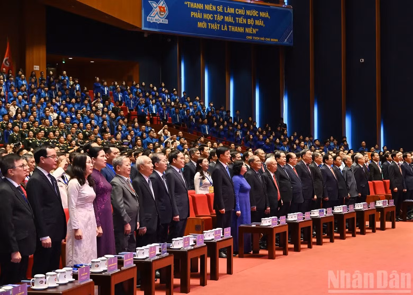 各位代表实现向国旗敬礼仪式。