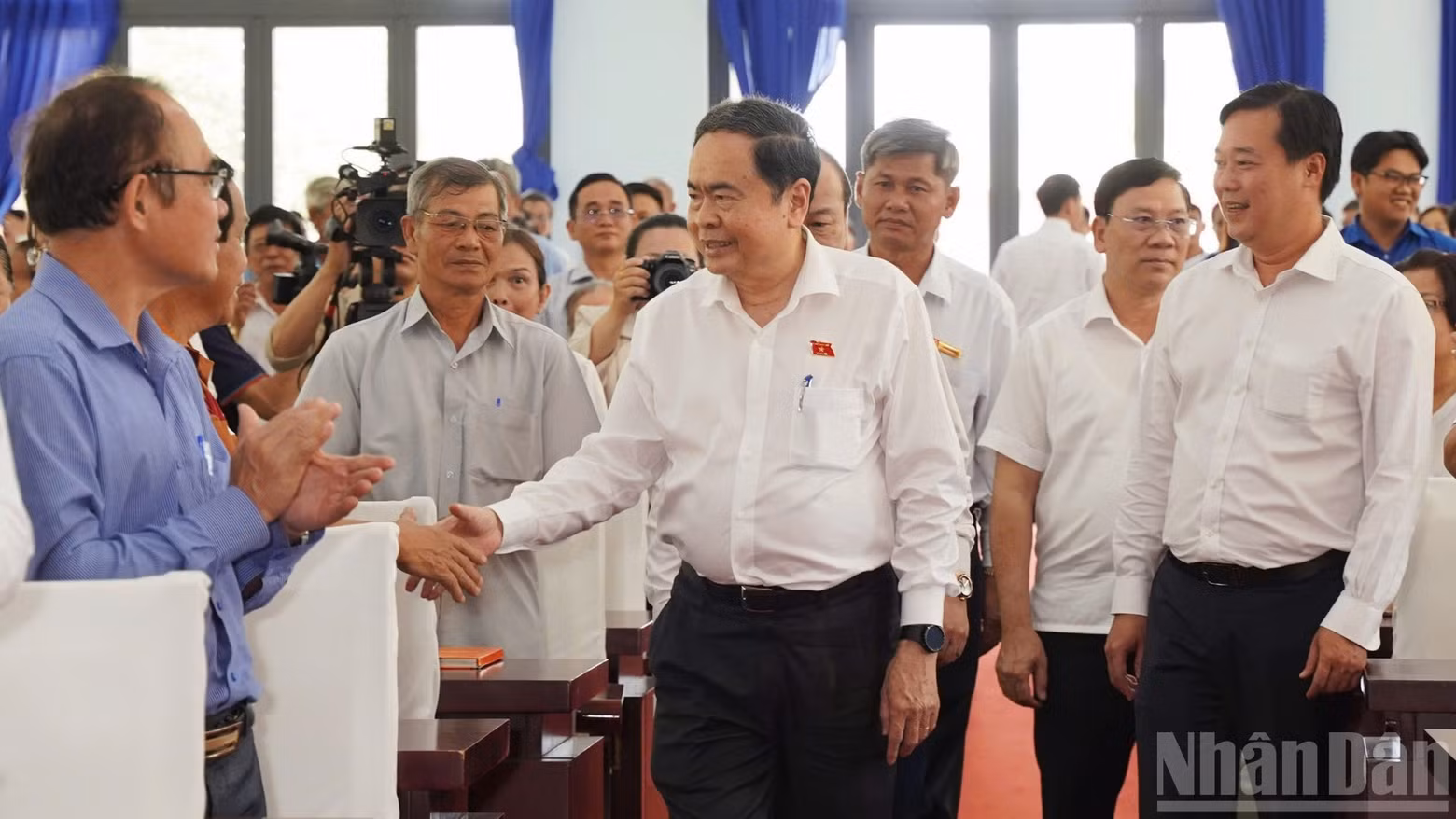 chu-tich-quoc-hoi-tran-thanh-man-voi-cu-tri-xa-tan-an-hoi-anh-the-anh-8311.jpg