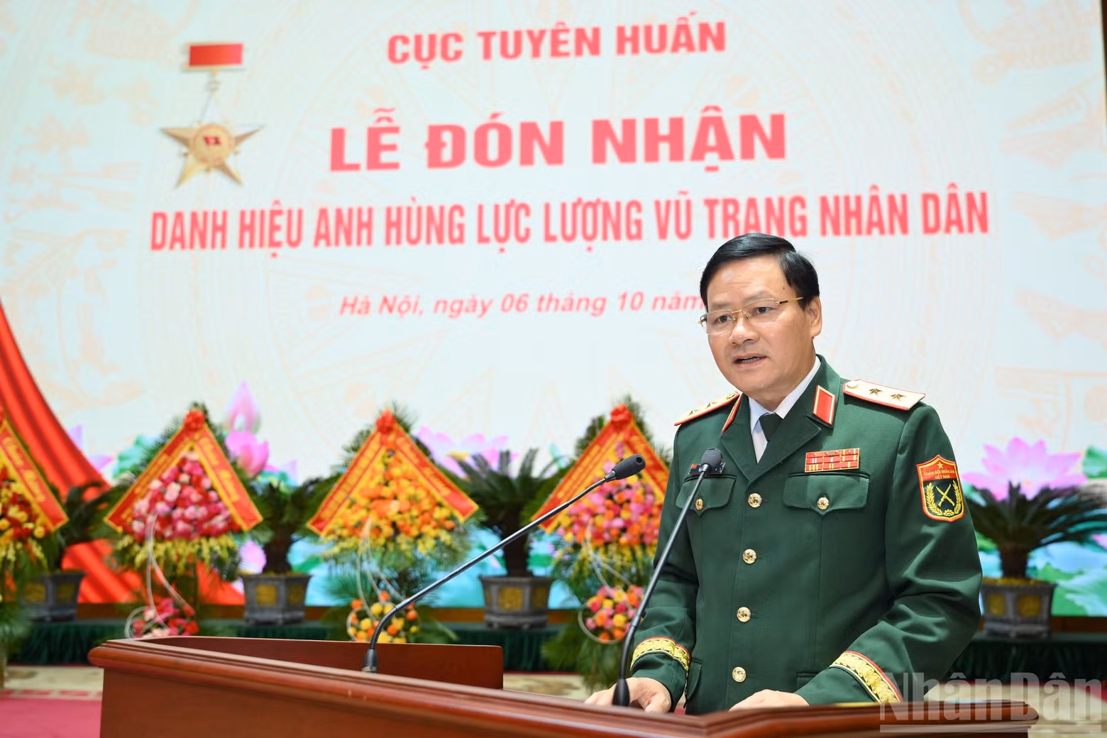 越南人民军总政治局宣训局局长阮文德中将在仪式上发表讲话。