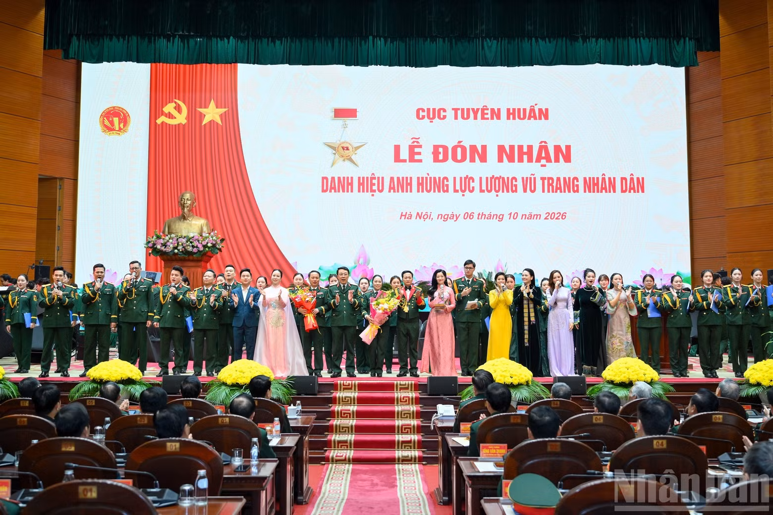 “人民武装力量英雄”称号授予仪式上演出的艺术节目。