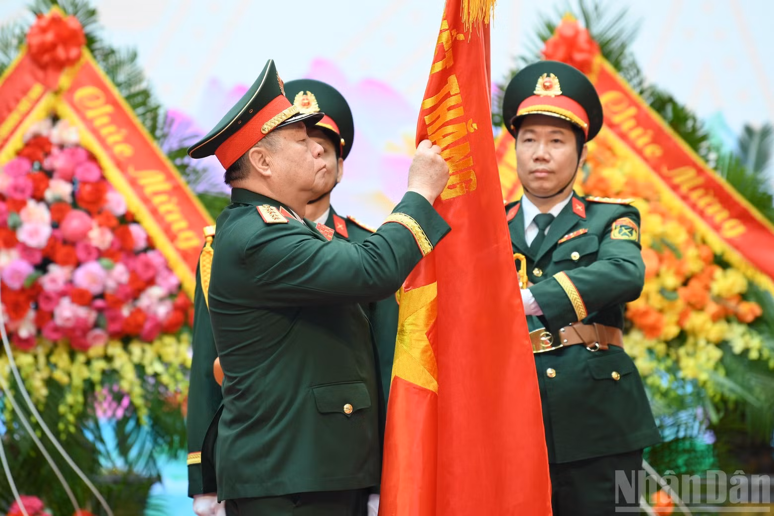 阮重义大将向越南人民军总政治局宣训局授予英雄称号。