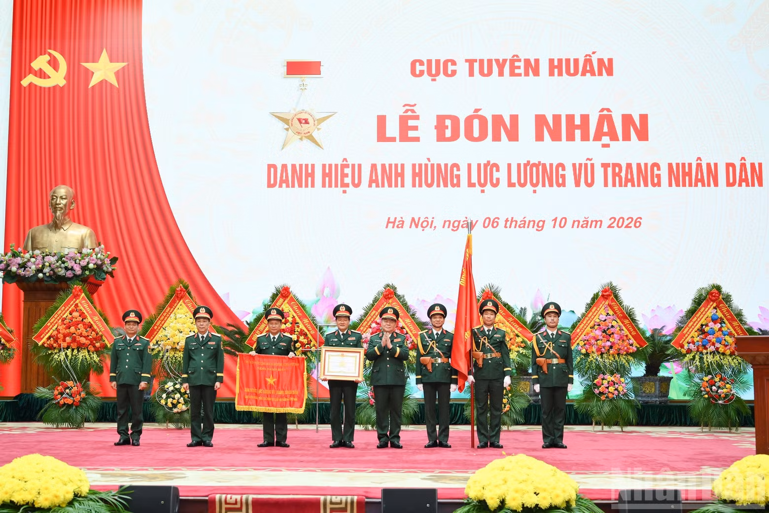 阮重义大将向越南人民军总政治局宣训局授予英雄称号。