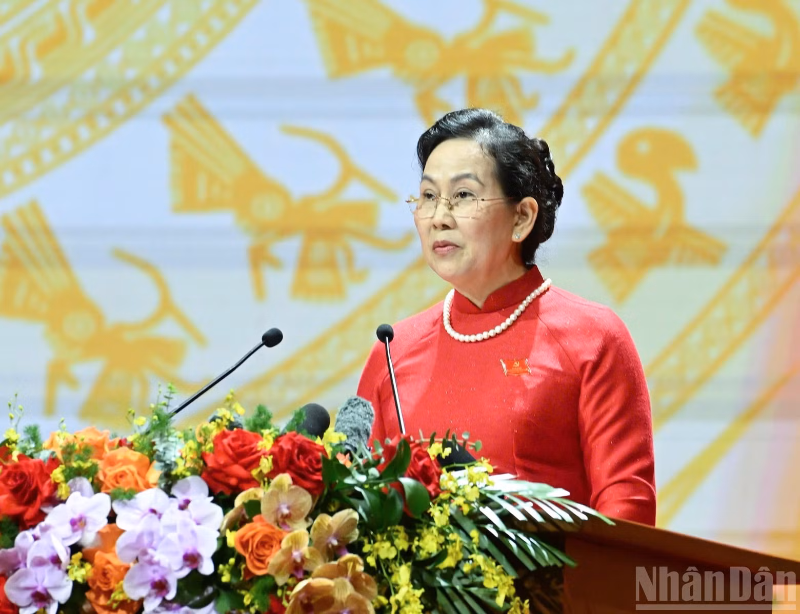政府党委副书记黎氏水作检讨报告。