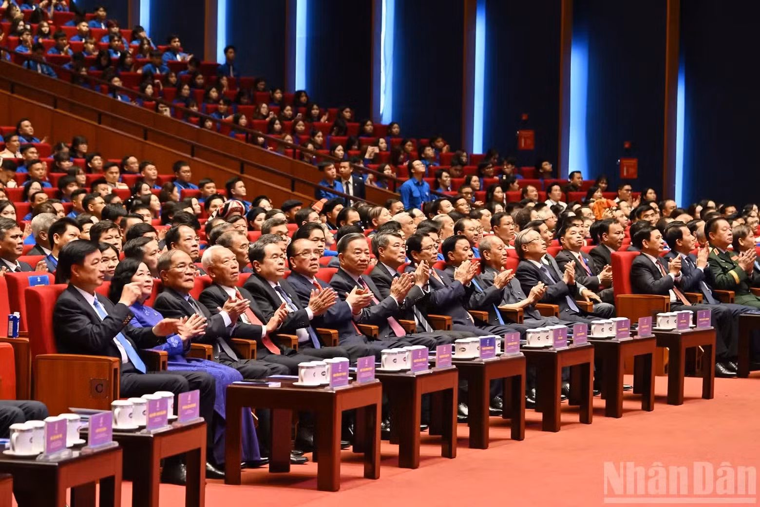 苏林总书记、国家主席以及党和国家领导、前领导出席大会。