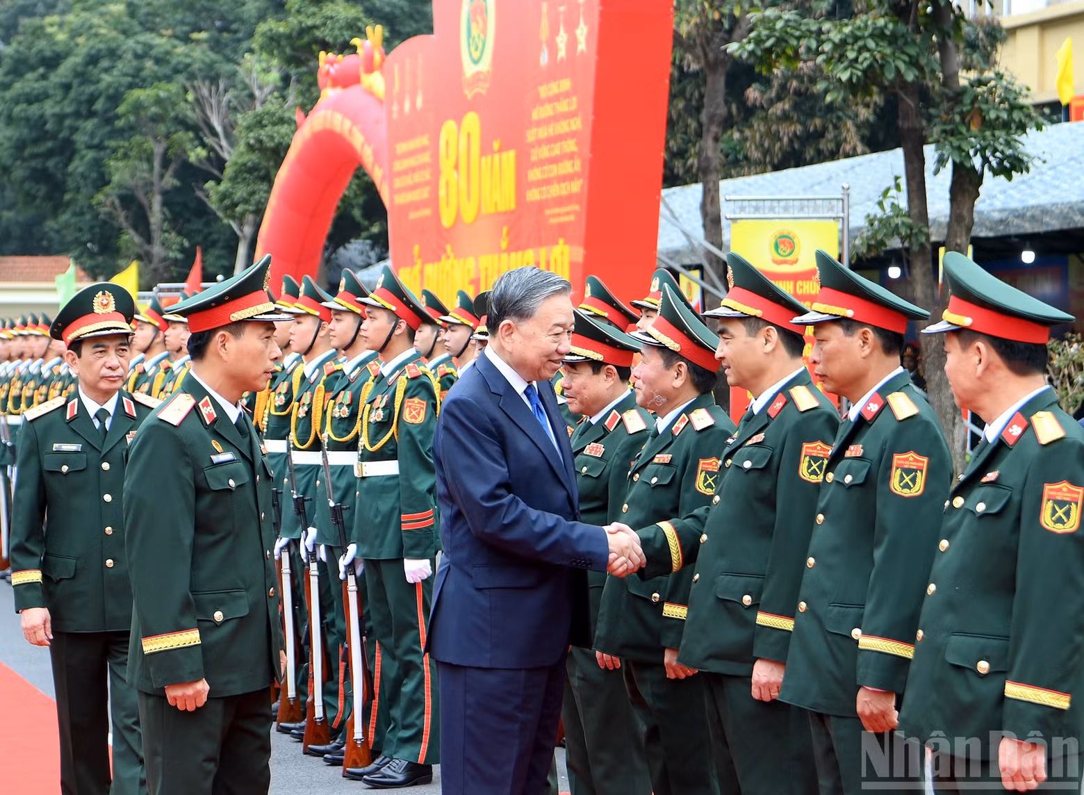 苏林总书记与国防部和工兵兵种领导人。