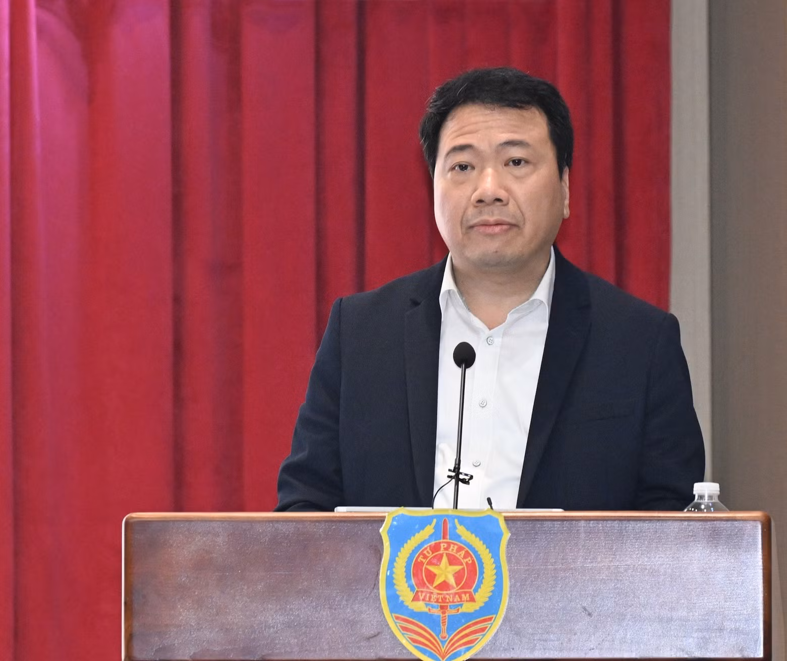 各位代表在会上发言。