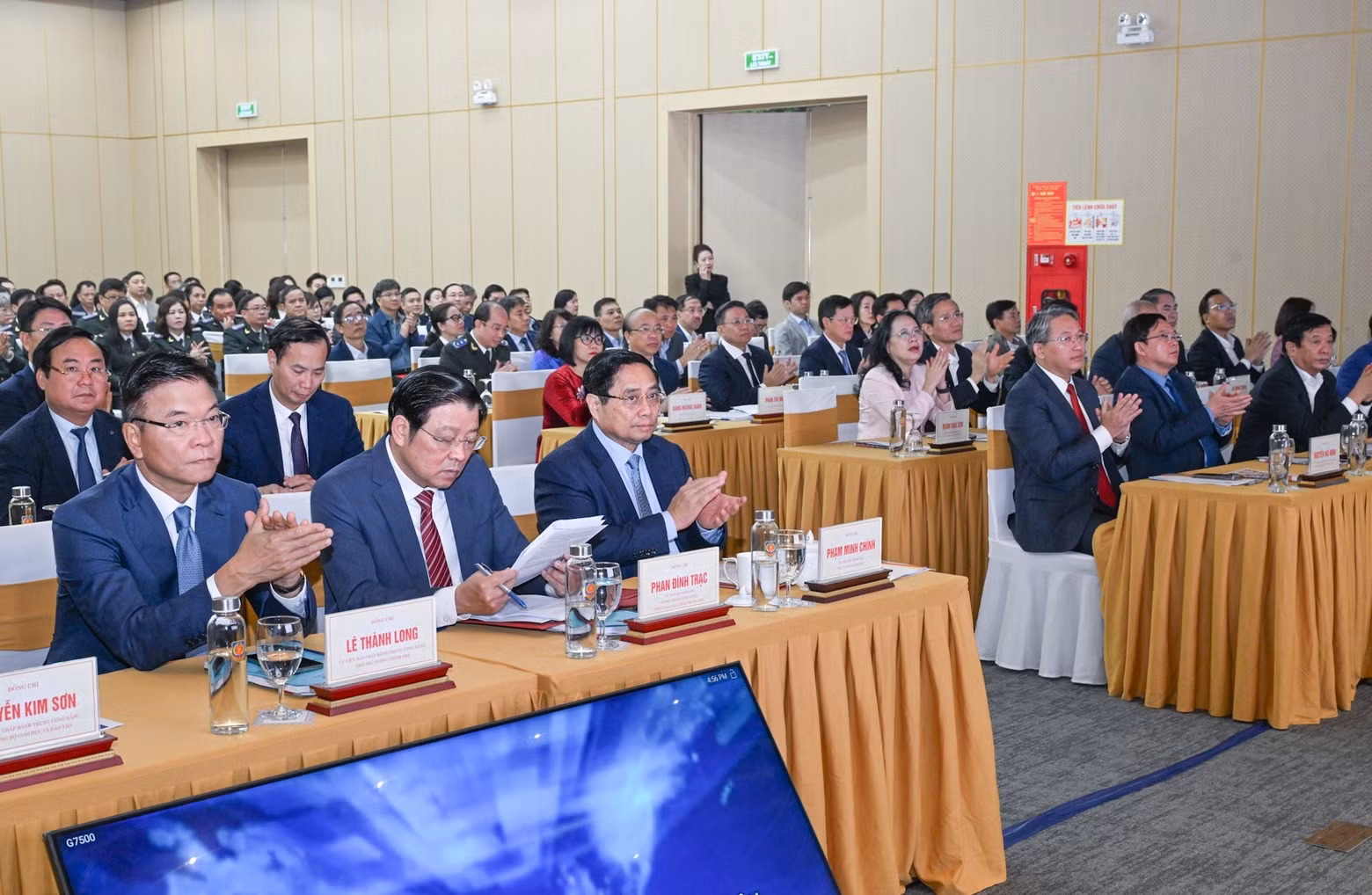 范明正总理与各位代表出席司法工作总结和任务部署会议。