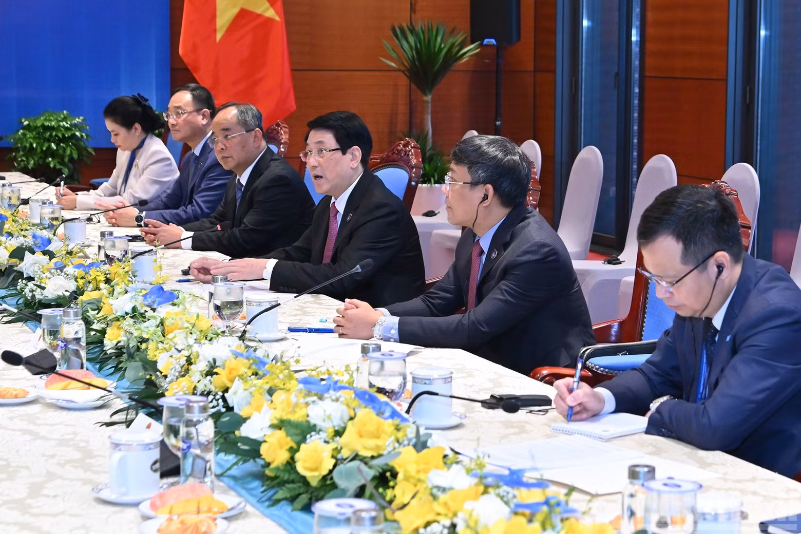 梁强主席以及越南代表出席会见。