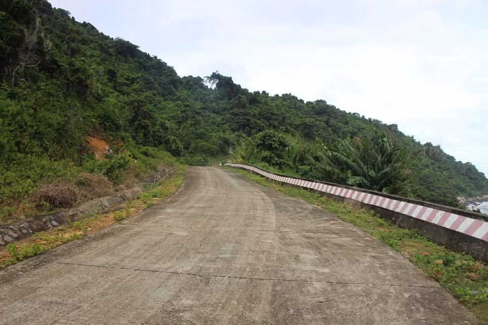 岛上拥有总长约14公里的交通道路系统，为开展巡逻、管控以及森林保护工作提供了便利条件