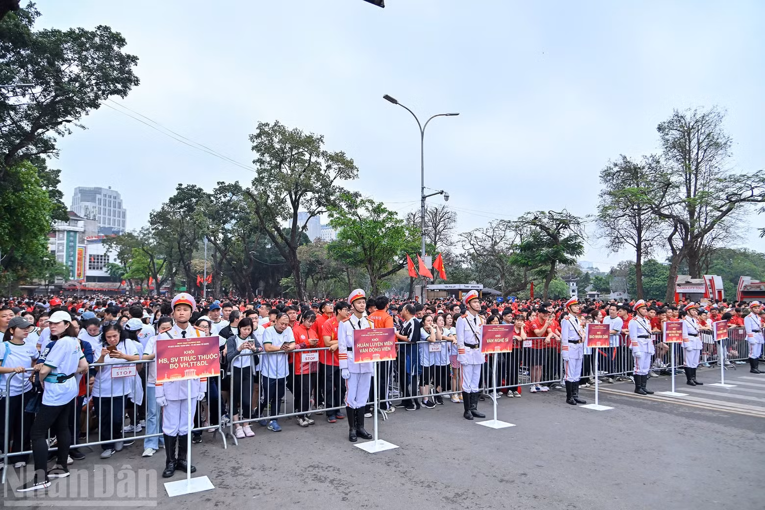 参加 2026 年奥运会跑步日的团体将在东京义塾广场集合。