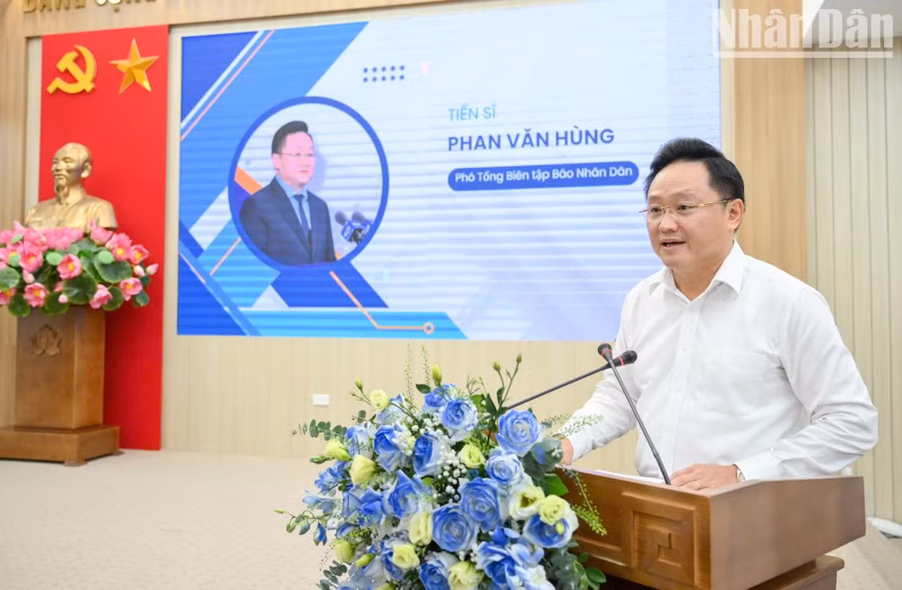 越南《人民报》社副总编辑潘文雄博士在研讨会上发表讲话。