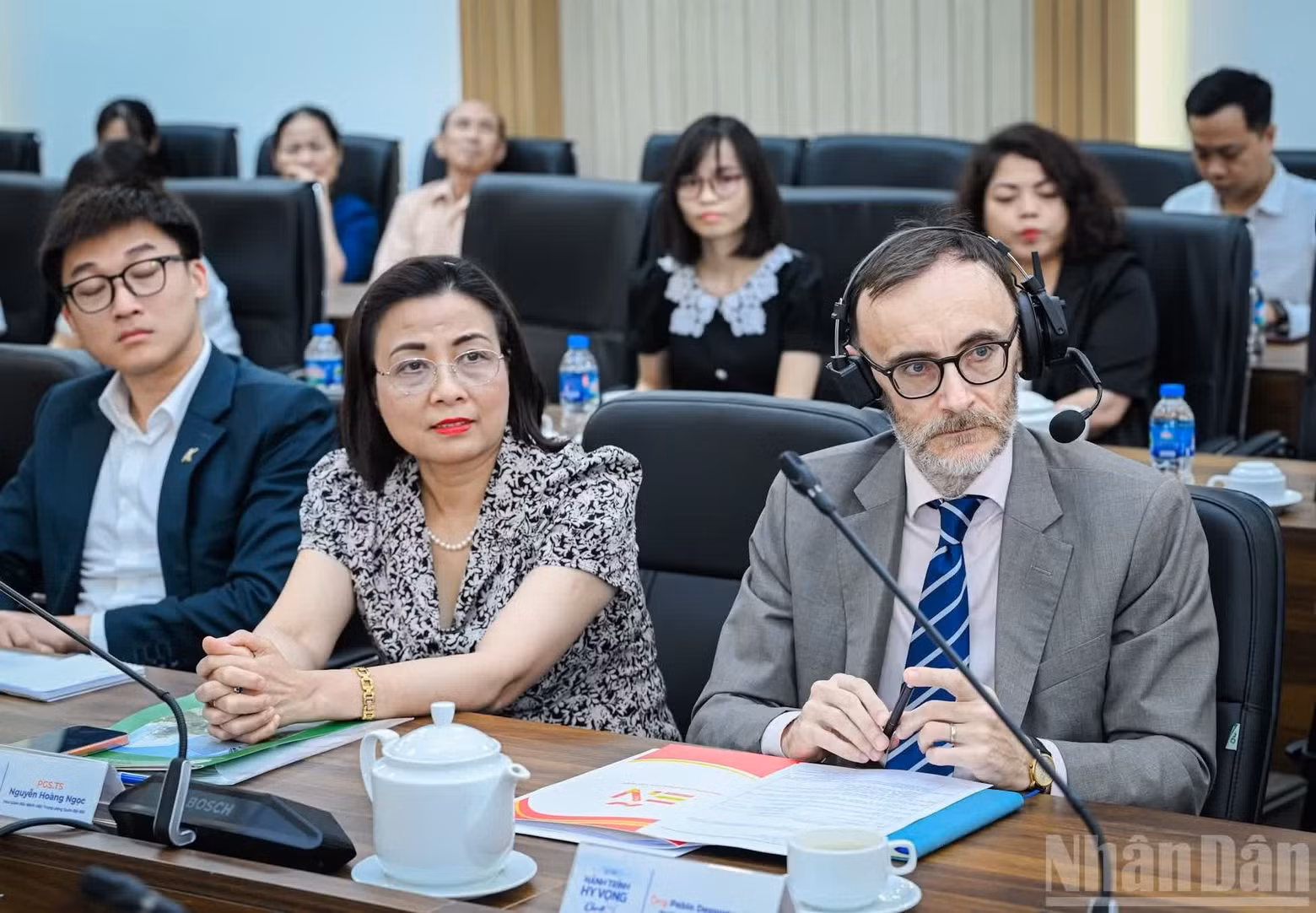 各位代表出席会议。