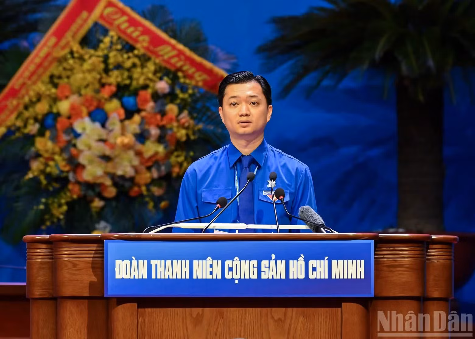 胡志明共青团中央书记处常务书记阮明哲在大会上作政治报告摘要。