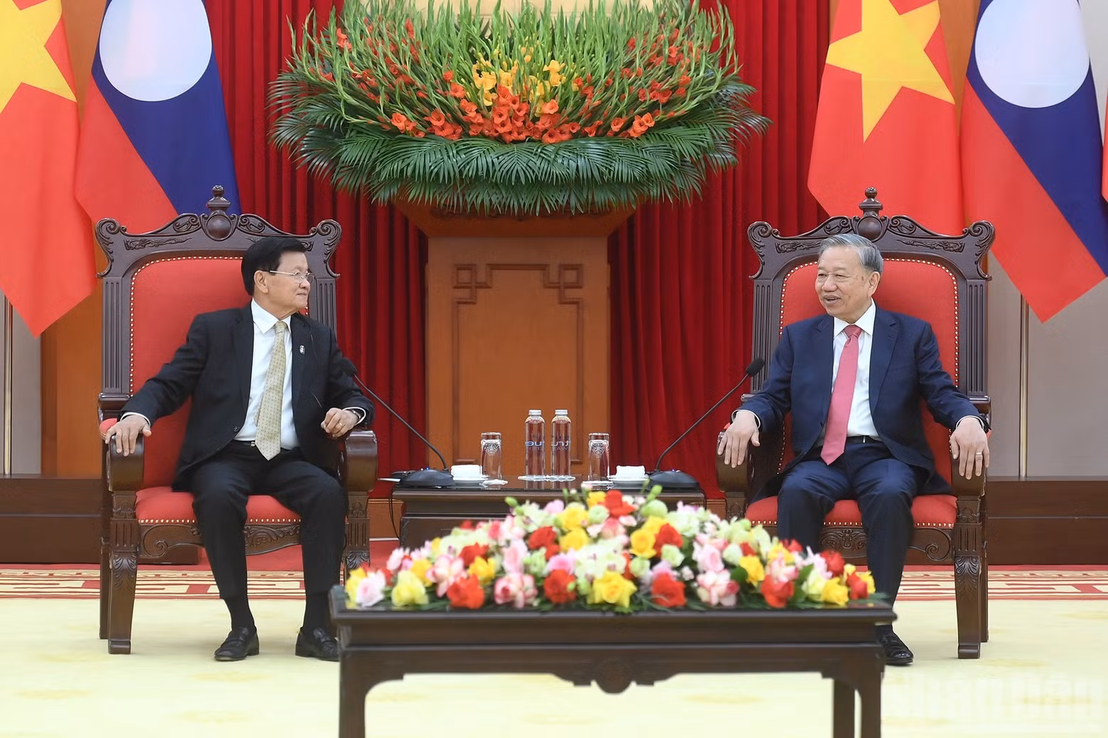 越共中央总书记苏林与老挝人民革命党中央总书记、国家主席通伦·西苏里。
