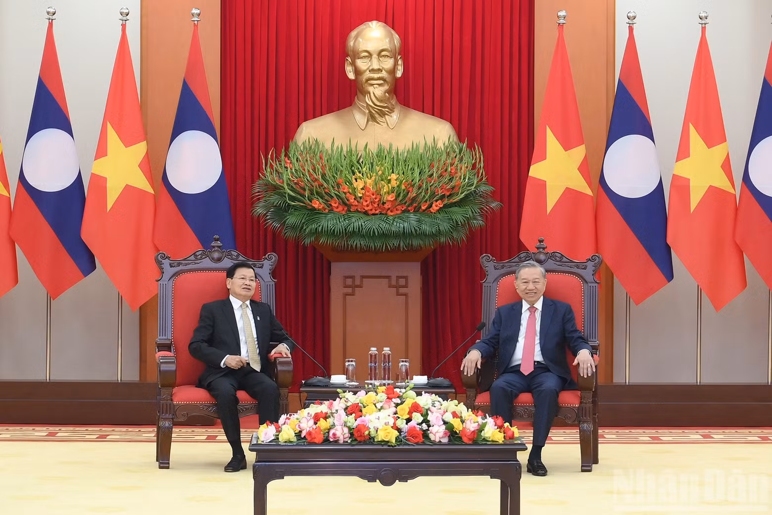 越共中央总书记苏林与老挝人民革命党中央总书记、国家主席通伦·西苏里。