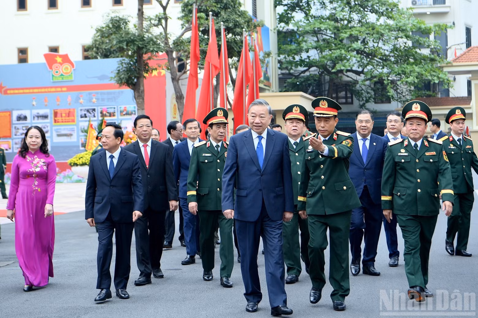 苏林总书记与各位代表出席出席越南工兵兵种成立80周年纪念典礼暨胡志明勋章授勋仪式。