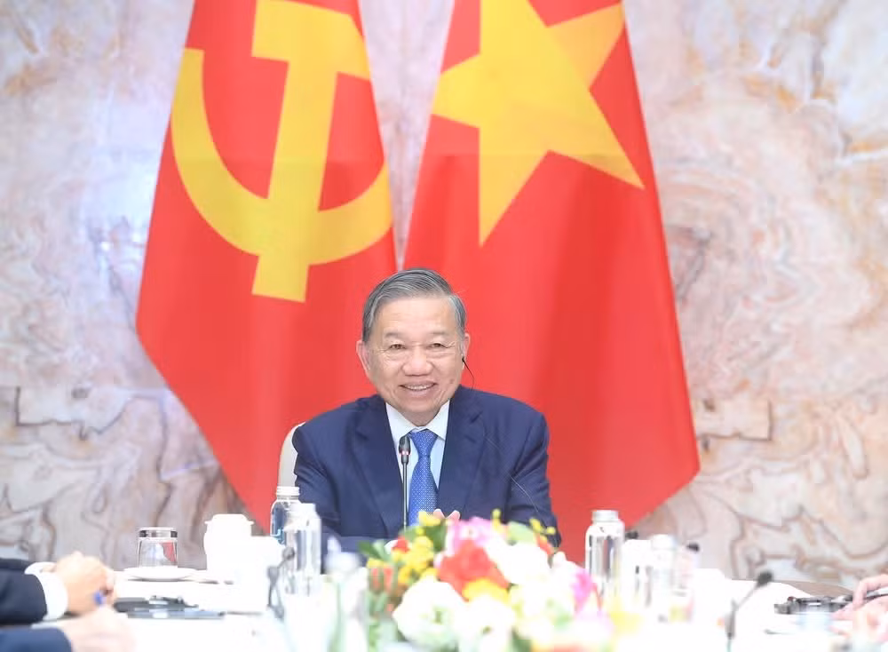 越共中央总书记、越南国家主席苏林与瑞士联邦总统居伊·帕姆兰进行视频通话。