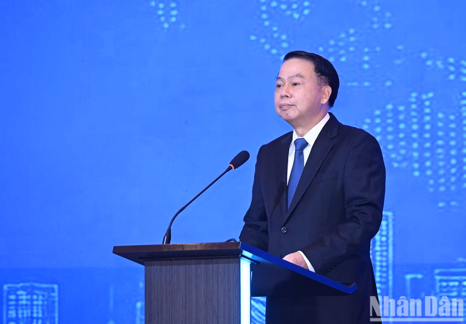 越南财政部部长阮德芝在论坛上发表讲话。