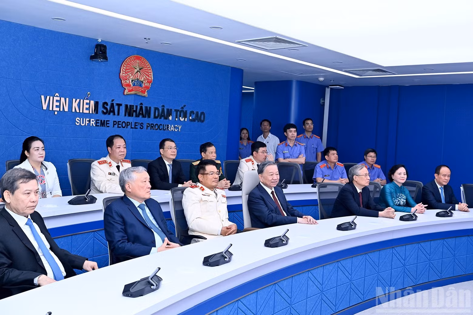 苏林总书记参观人民检察院智慧行动中心。