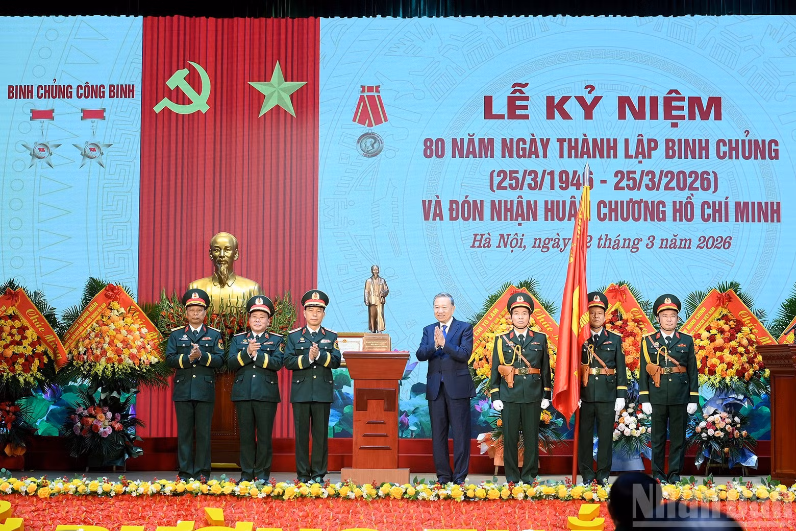 苏林总书记向工兵兵种赠送胡志明主席塑像。