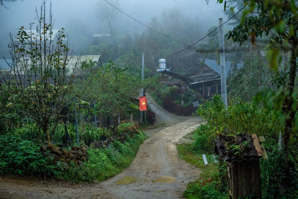 新水湖是赫蒙族同胞的聚居地，该村还以居民社区“四不”准则闻名：不饮酒、不赌博、不使用违禁物品、不破坏家庭幸福。