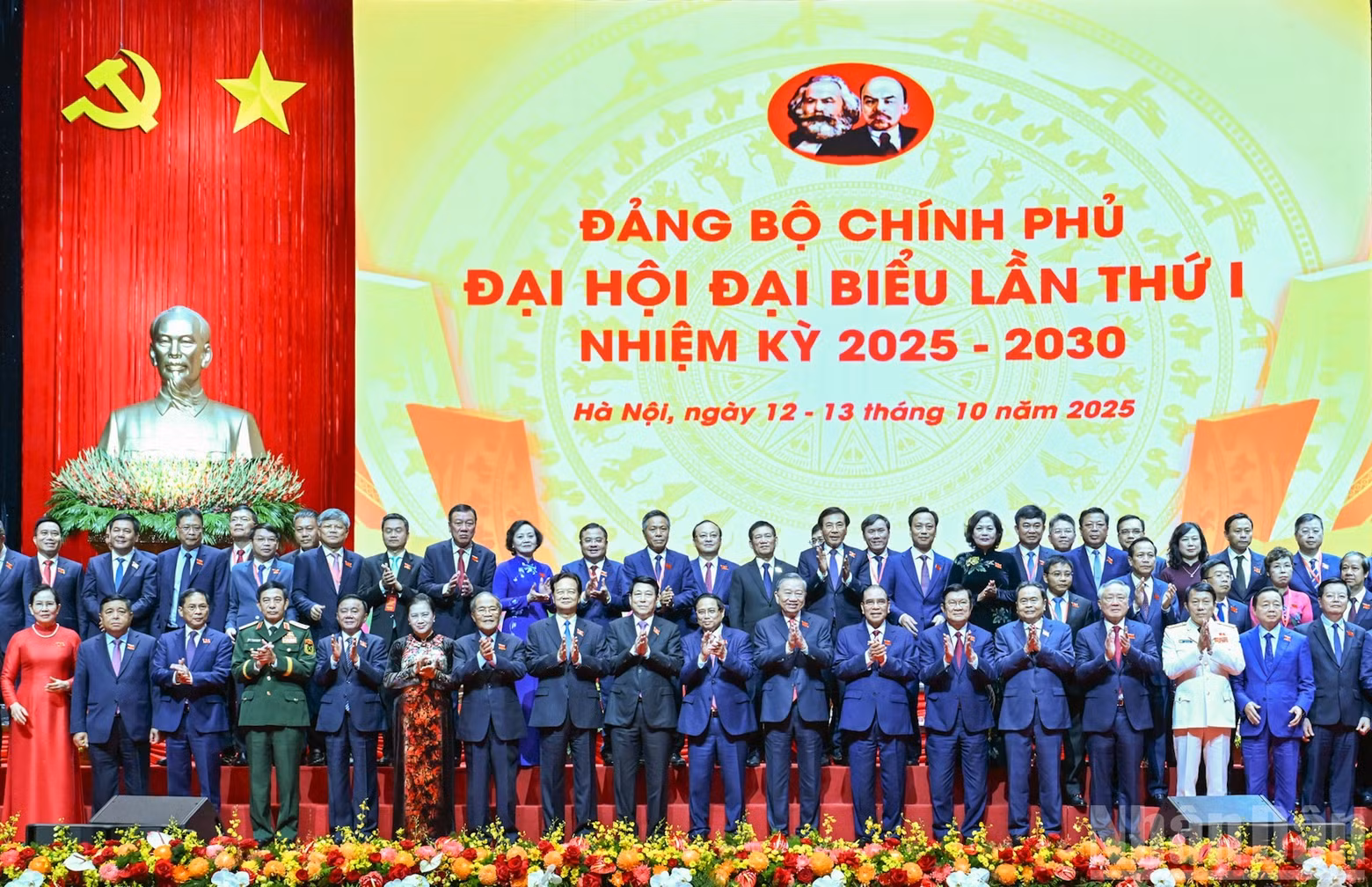 苏林总书记同党和国家领导、前领导以及与会代表合影。