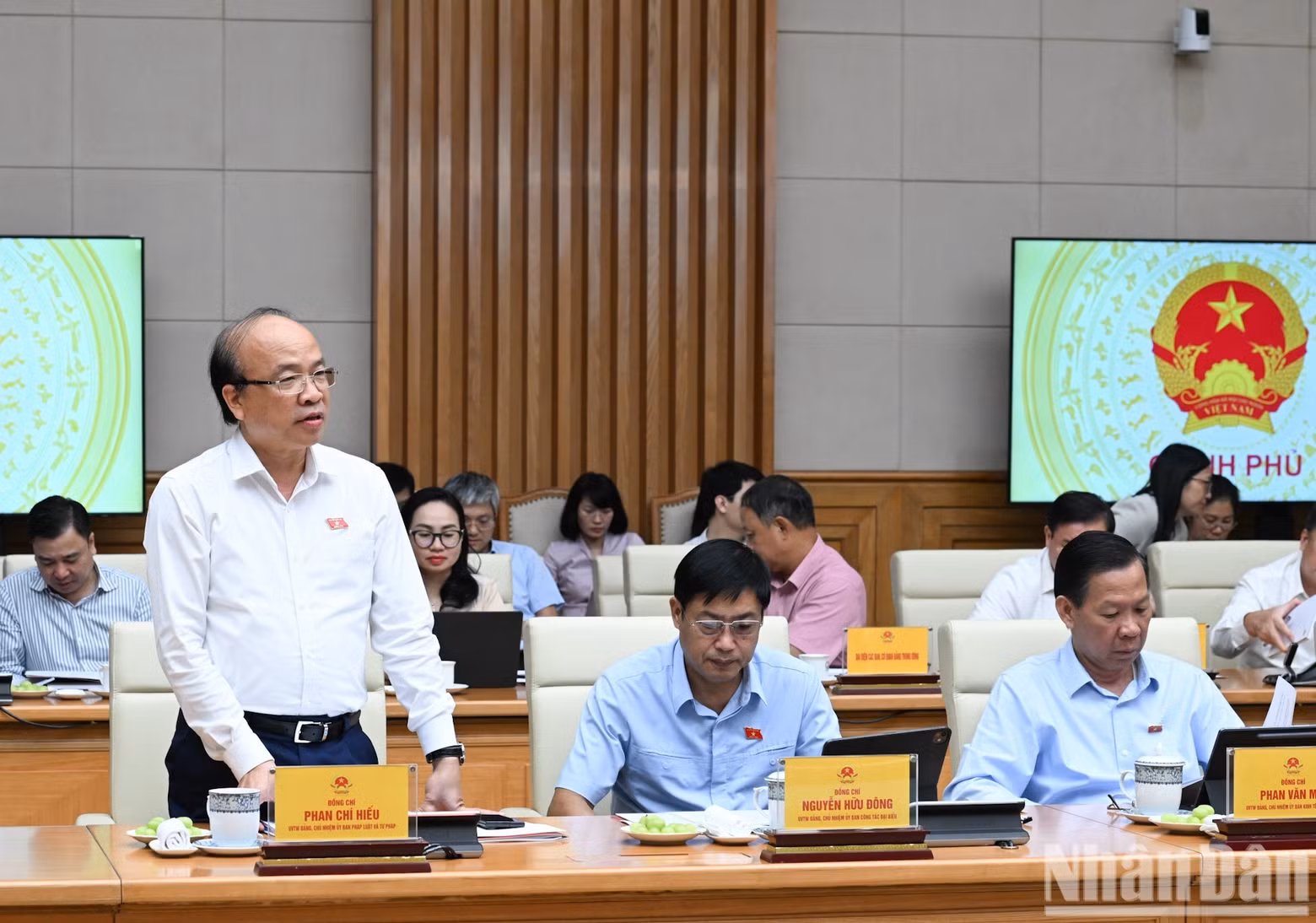 国会法律与司法委员会主任潘志孝发表讲话。
