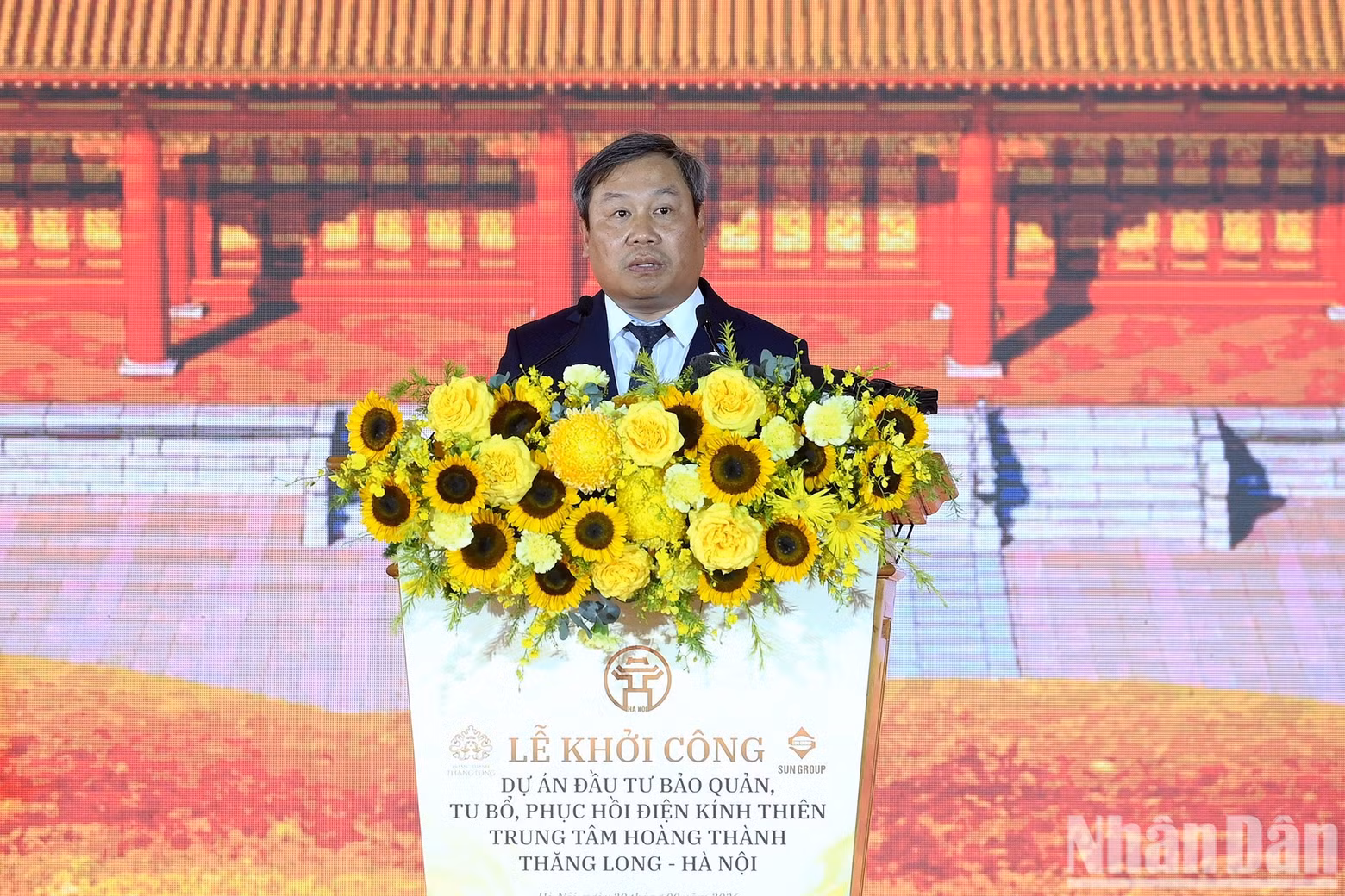 河内市人民委员会主席武大胜发表讲话。