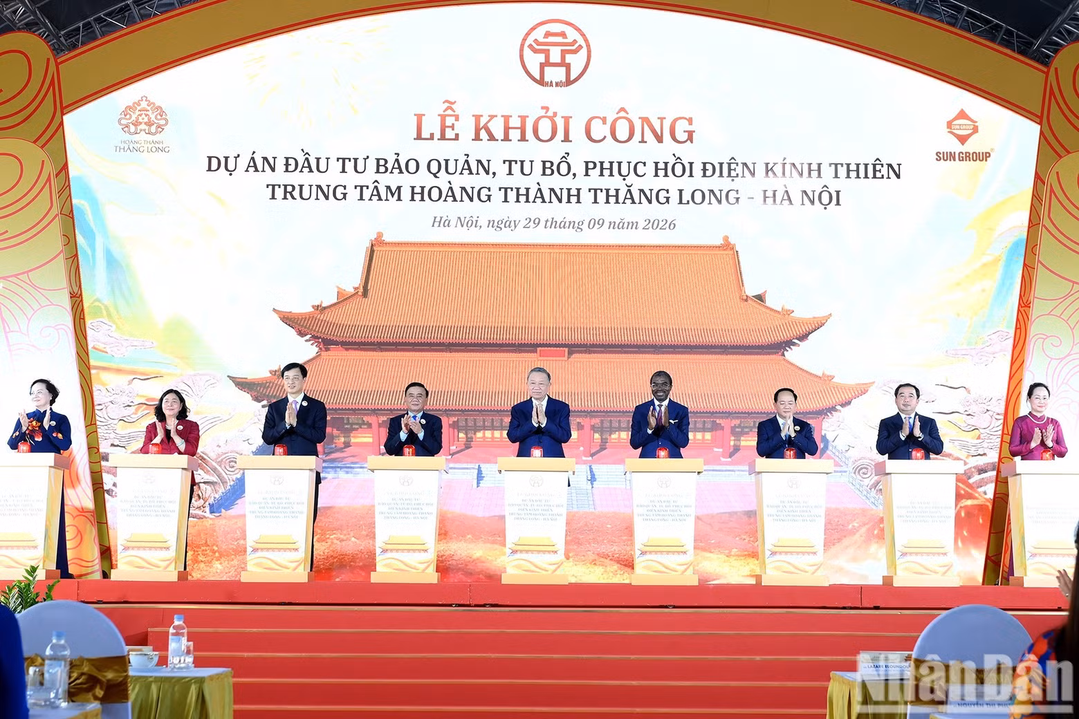 苏林总书记、国家主席和各位代表进行敬天殿修复项目奠基仪式。