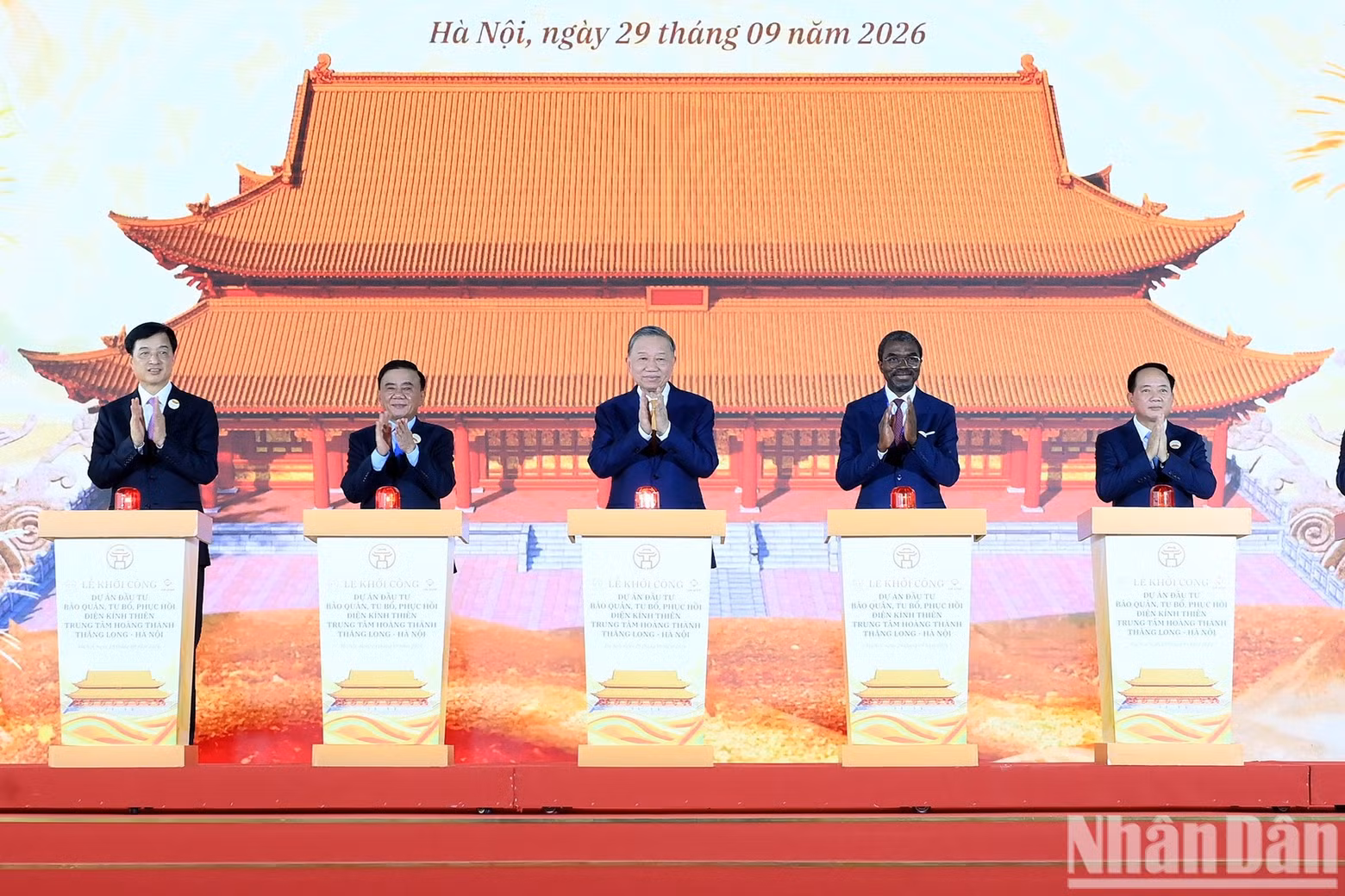 苏林总书记、国家主席和各位代表进行敬天殿修复项目奠基仪式。