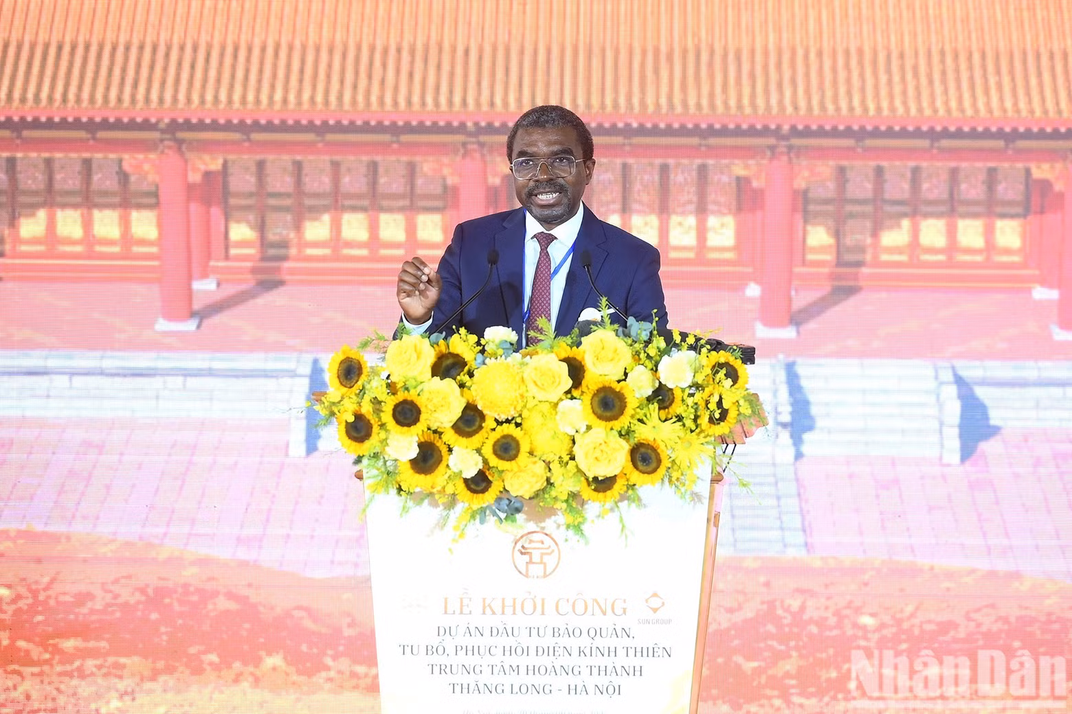 联合国教科文组织世界遗产中心主任拉扎尔·埃隆杜·阿索莫发表讲话。