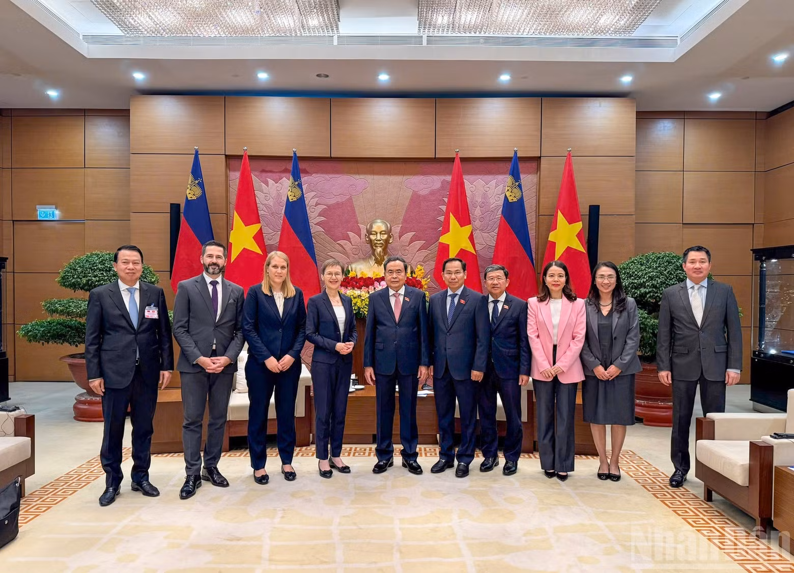 越南国会主席陈青敏和列支敦士登公国首相布丽吉特·哈斯及各位代表合影。