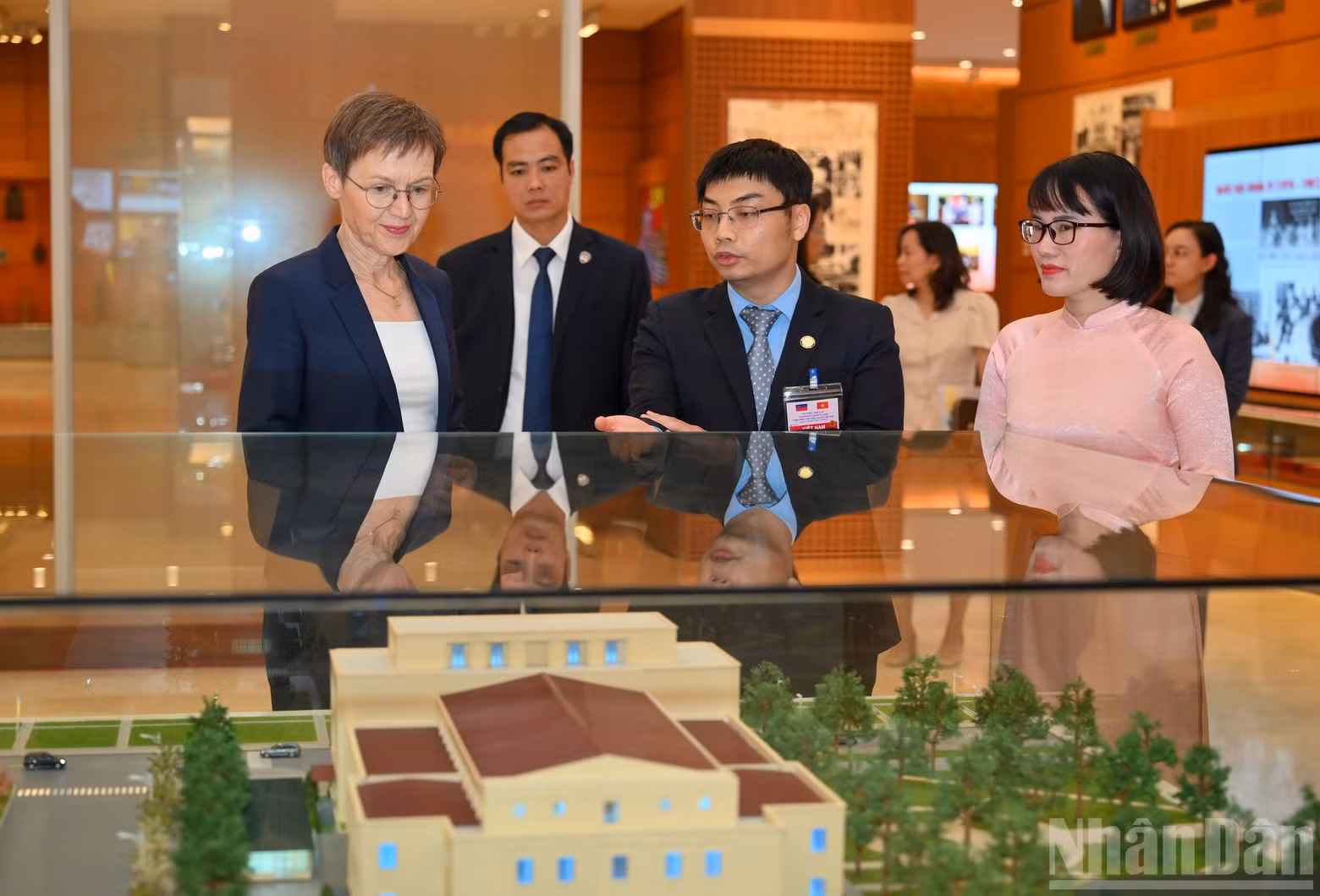 会见结束后，列支敦士登公国首相布丽吉特·哈斯参观了越南国会博物馆。