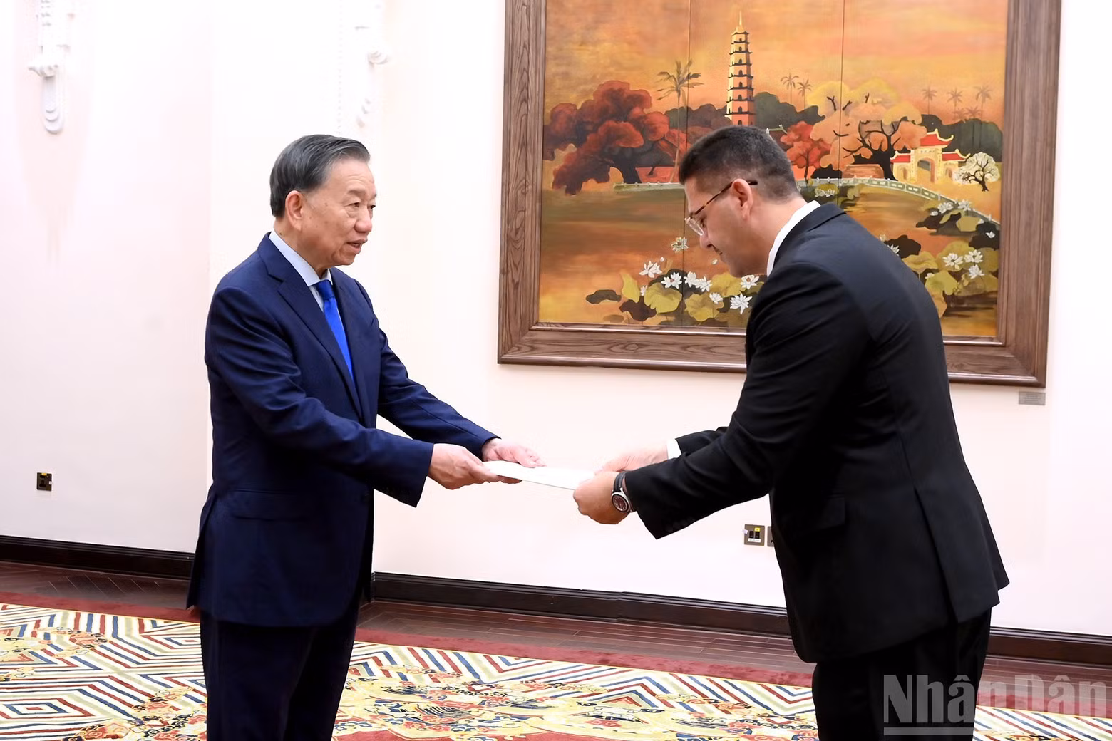 巴勒斯坦驻越南大使沙迪·阿布·扎尔卡向苏林总书记、国家主席递交国书。