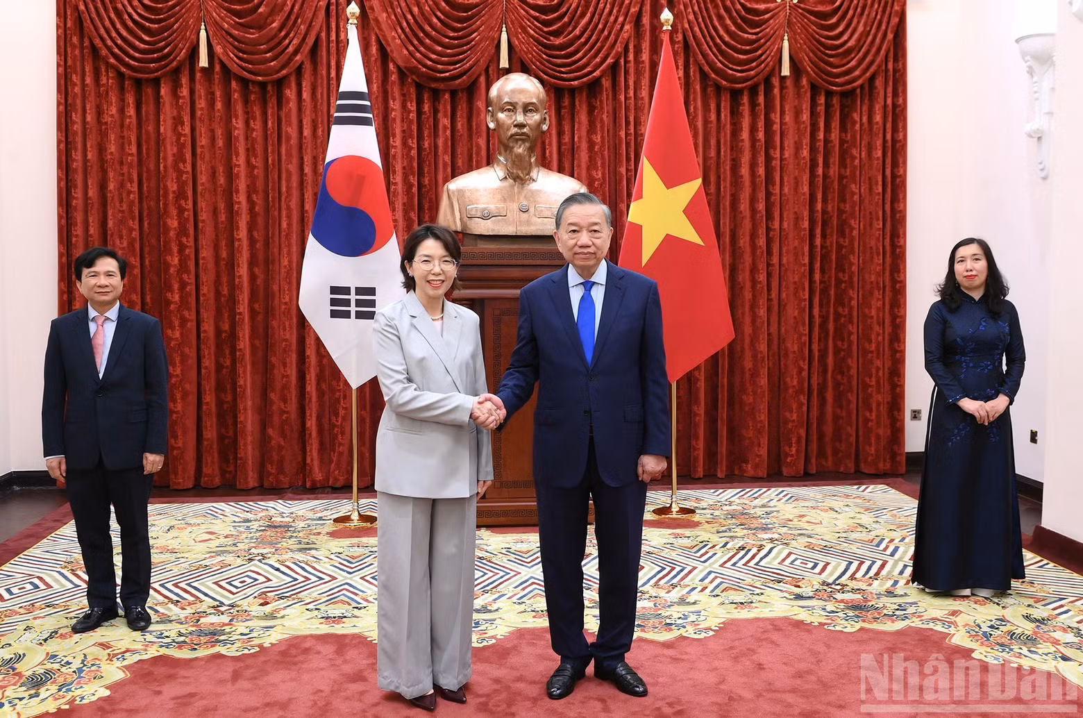 越共中央总书记、国家主席苏林会见韩国驻越南大使李美妍。
