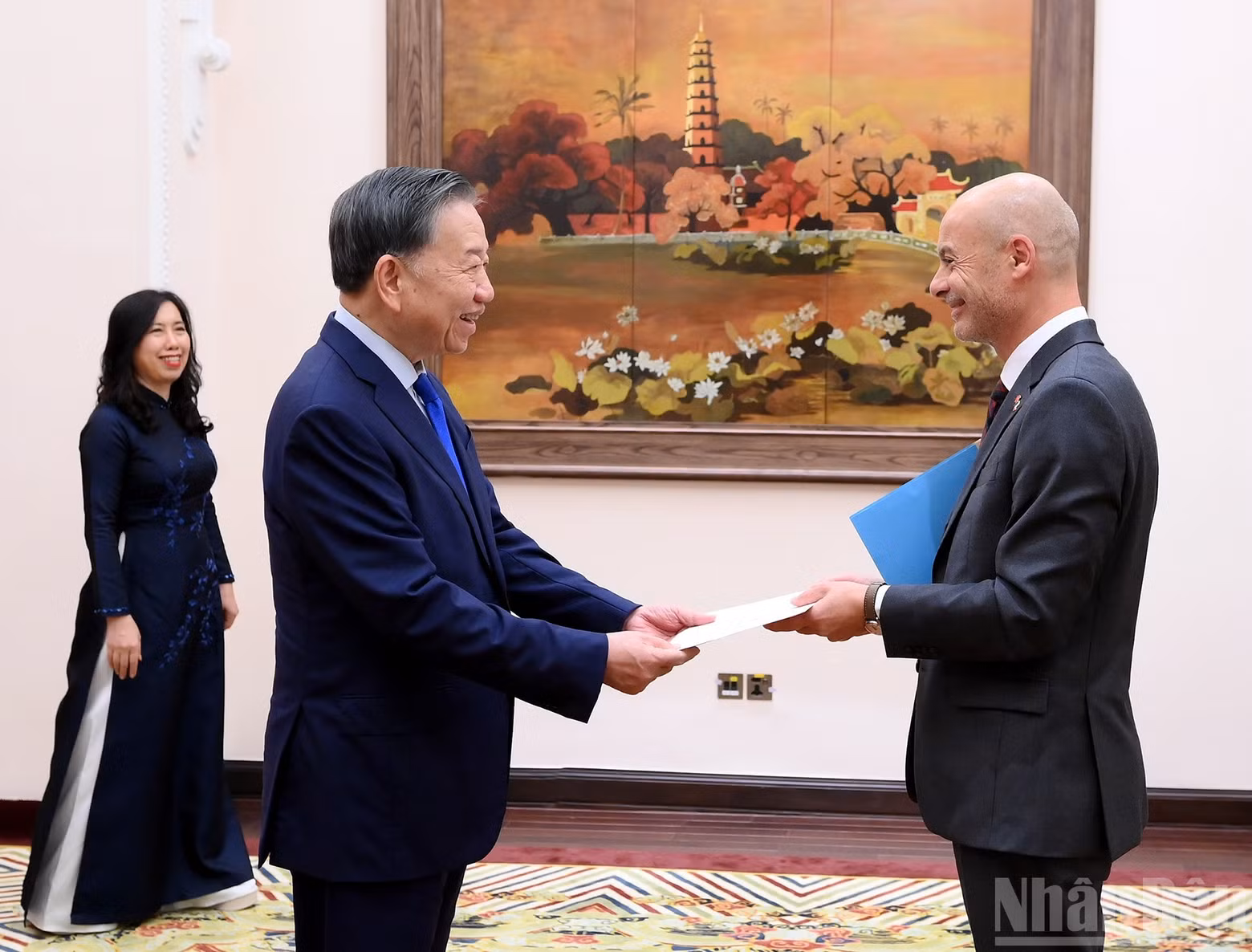 越共中央总书记、国家主席苏林会见法国驻越南大使迪迪埃·勒布雷。